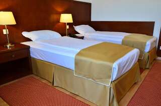 Отель Hotel Miraj Рымнику-Вылча Двухместный номер с 2 отдельными кроватями-4
